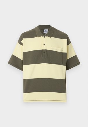 Īsroku polo krekls ar platiem horizontāliem olīvu zaļas un baltas krāsas svītrām, krūšu kabatu un pogu aizdari.