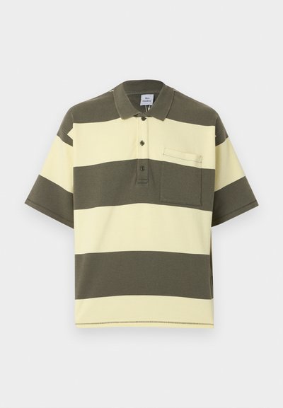 Πόλο κοντομάνικο με φαρδιές οριζόντιες ρίγες σε ελιά και εκρού, τσέπη στο στήθος και ραφή με κουμπιά.