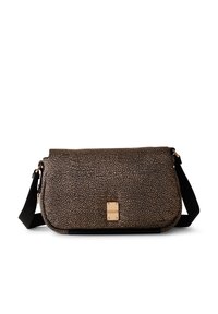 Borsa a spalla con motivo nero e oro, texture liscia, forma rettangolare, chiusura a patta magnetica e tracolla regolabile.