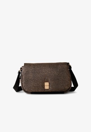Borsa a spalla con motivo nero e oro, texture liscia, forma rettangolare, chiusura a patta magnetica e tracolla regolabile.