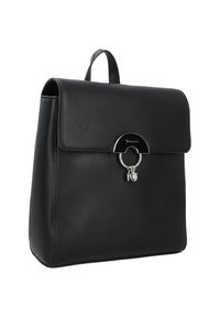 Černý batoh z umělé kůže s klopou, kovovým kroužkem a stříbrným přívěskem. Vyznačuje se strukturálním tvarem a nastavitelnými popruhy.