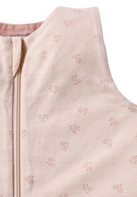 Helles rosa Baby-Schlafsack mit einem Reißverschluss, der aus einem weichen Baumwollmaterial besteht und kleine Blumenmuster im gesamten Stoff aufweist.