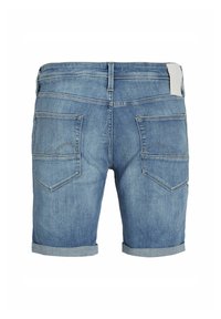Leren denim shorts in lichtblauw met een opgerolde zoom, voorzien van twee achterzakken en subtiele stikseldetails. Platte tailleband met een label.