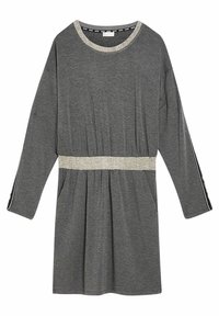 Robe grise à manches longues en tissu doux, dotée d'une taille contrastante gris clair, de poches latérales et d'accents rayés noir et blanc.