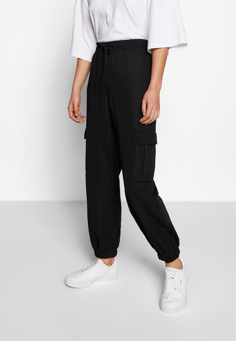 Urban Classics - LADIES VISCOSE TWILL CARGO PANTS - Pantaloni - black, Ingrandire