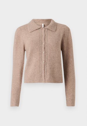 Beige strikket cardigan med krage, med dekorative knapper og subtile detaljer nedover fronten. Myk tekstur, ribbet kant.