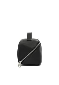 Borsa rettangolare nera realizzata in materiale testurizzato. Presenta una cerniera diagonale con hardware argentato e un manico superiore per il trasporto.