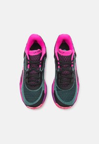 Scarpe sportive nere e teal con dettagli rosa. Parte superiore in mesh con perforazioni, collare imbottito e punta rinforzata. Lacci neri.