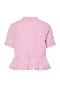 Haut peplum en vichy rose avec des manches courtes, un col à volants et un нашg bas. Le tissu semble léger et texturé.