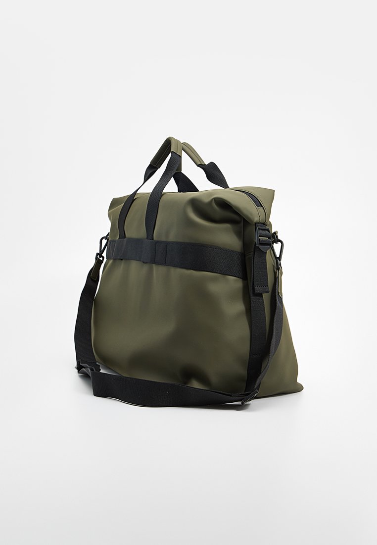 Olivgrüner synthetischer Beutel mit schwarzen Trägern, runder Form und strapazierfähiger Textur; verfügt über zwei obere Griffe und einen verstellbaren Schultergurt.