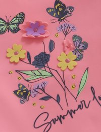 Rosa tyg med präglade blommor i gult och lila, svarta och gröna fjärilar samt texten "Sommar kärlek" i svart skrivstil.