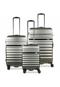 Set di tre valigie rigide in argento con righe orizzontali, maniglie estensibili e accenti neri. Caratterizzate da quattro ruote per la mobilità.