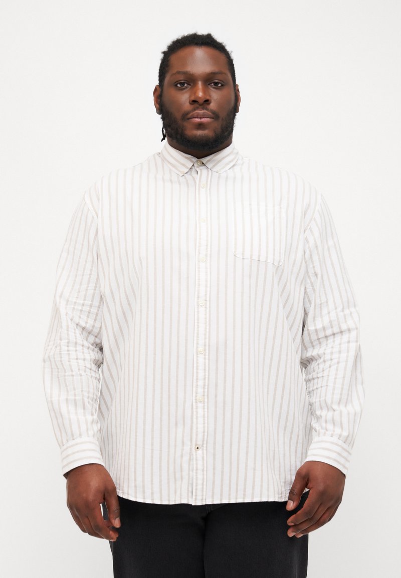 Witte button-up shirt met beige verticale strepen, lange mouwen en een borstzak, gemaakt van een lichte, gestructureerde stof.