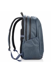 Zaino blu in nylon con schienale imbottito, spallacci regolabili e tre accentuazioni a strisce nere. Presenta una tasca laterale per ulteriore spazio di stoccaggio.