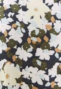 Blomstret stofmønster med klynger af hvide, cremefarvede, olivengrønne og lyseblå blomster på en mørk baggrund.