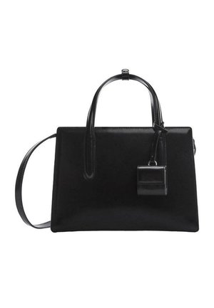 Zwarte leren handtas met twee bovenhandvaten, een afneembare schouderriem en een klein aangehecht zakje aan de voorkant.