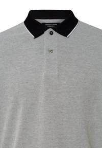 Graues Poloshirt aus strukturiertem Stoff, schwarzer Kragen, zwei-Knopf-Leiste und weißen Akzentnähten. Reguläre Passform.