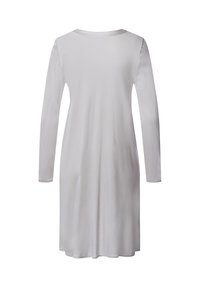 Dlouhé rukávy, šaty do kolen v světle šedé barvě, s kulatým výstřihem a hladkou strukturou, navržené v elegantním siluetu.