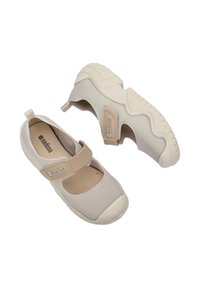 Beżowe lekkie buty z teksturowaną cholewką, elastycznym paskiem, zaokrąglonym noskiem oraz formowaną gumową podeszwą, z akcentem logo.