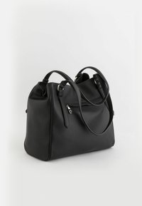 Czarna skórzana torebka o teksturowym wykończeniu, z dwoma górnymi uchwytami i odpinanym paskiem. Elegancki design z zamknięciem na zamek błyskawiczny.