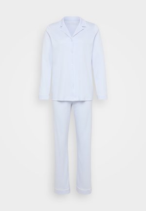 Completo pigiama azzurro chiaro realizzato in tessuto morbido. Presenta una camicia con bottoni e colletto a contrasto, insieme a pantaloni coordinati con orli rifiniti.