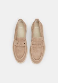 Beese sametist loafers, millel on õmblemise detail, pehme keel ja ümar varvas. Tald on heledast kummist, millel on tekstureeritud pind.