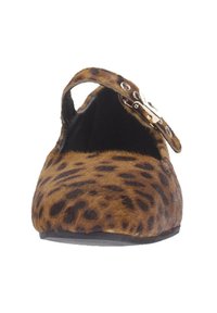 Zapato plano con estampado de leopardo y textura de pelaje marrón y negro, correa ajustable con herrajes metálicos, diseño de punta redondeada.