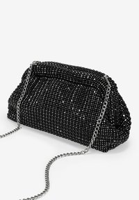 Bolso de noche negro cubierto de pequeñas cuentas negras, con una forma estructurada, cadena y una textura suave.