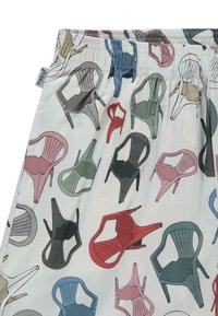 Shorts légers avec un motif représentant divers chaises de couleurs rouge, vert, bleu et rose sur un fond clair. Taille élastique.