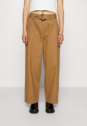 JDY Petite JDYHAVEN WIDE BELT PANT - Pantaloni - toasted coconut