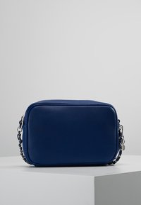 Borsa rettangolare blu in pelle con finitura testurizzata, dotata di tracolla in catena argentata e chiusura con zip. Design semplice, senza motivi aggiuntivi.