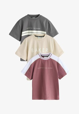 Drie gelaagde t-shirts in grijs, beige en bordeauxrood, gemaakt van katoen. Elk heeft een gedurfde "BAKER"-branding en verschillende mouwontwerpen.