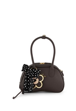 Borsa a mano in pelle marrone scuro con forma arrotondata, due manici, un dettaglio a fiore dorato e un fiocco nero a pois legato a un manico.