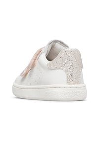 Bílé kožené tenisky s perforacemi, třpytivou stříbrnou patou a třpytivým růžovo-šedým dekoračním prvkem na boku. Plochá gumová podrážka.