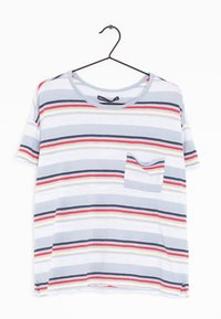 Stripet t-shirt med korte ærmer, prydet med blå, hvid, rød og gul striber. Indeholder en lille brystlomme og en rund halsudskæring.