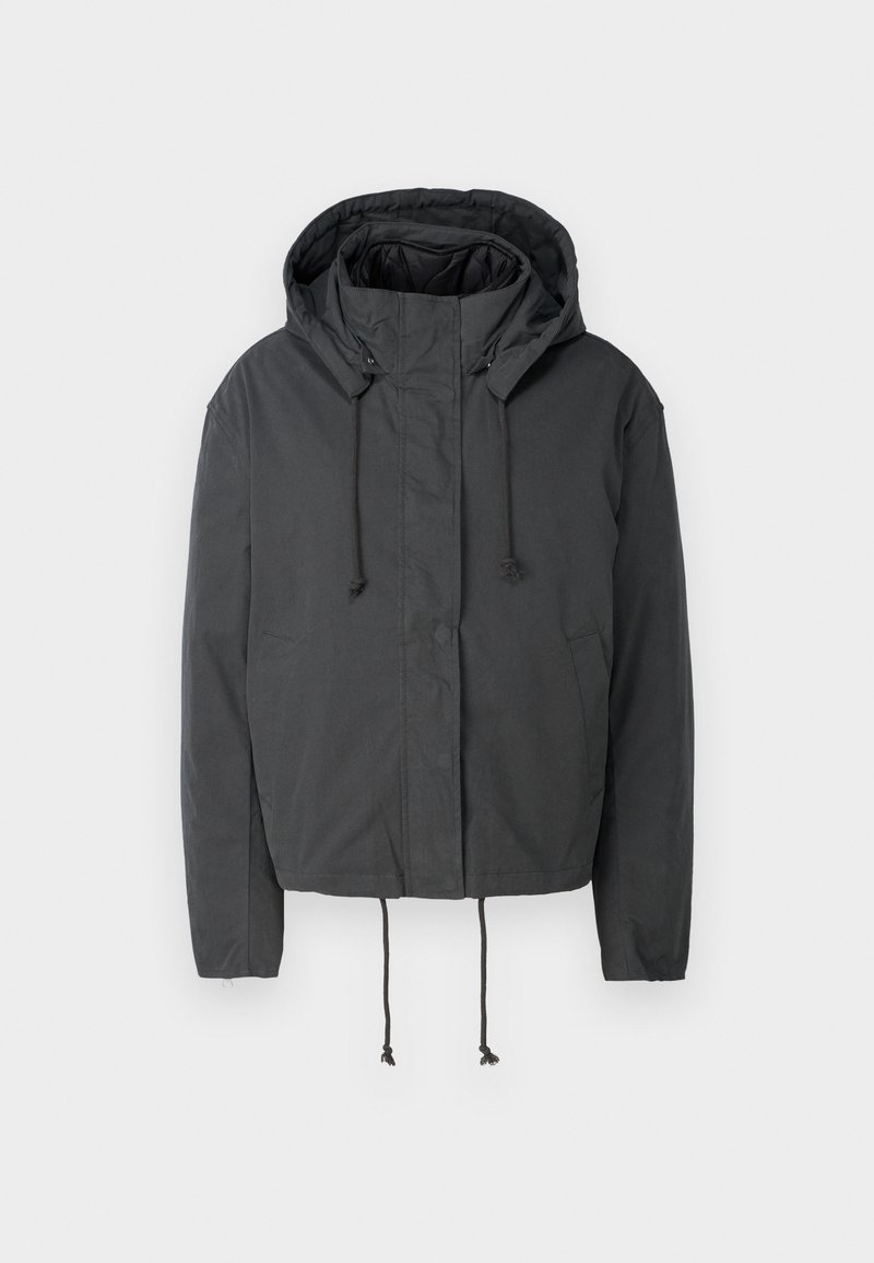 Schwarze cropped Jacke mit Kapuze, Zugbandverschluss und Vorderseiten-Taschen. Hergestellt aus einem glatten, leichten Stoff mit minimaler Textur.