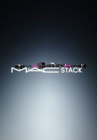 Czarny tusz do rzęs o smukłym cylindrycznym kształcie, z różowym akcentem i błyszczącym wykończeniem. Napis "MAC STACK" w kolorze białym.