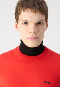 BOSS EVER - Pulover - open red