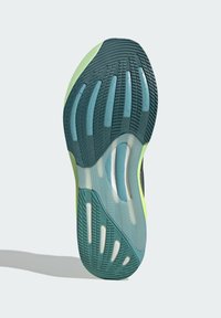 Laufschuhsohle mit einem strukturierten Gummimuster, das eine Mischung aus dunkelblau, hellblau und neonfarbenem Grün aufweist sowie Belüftungslöcher.
