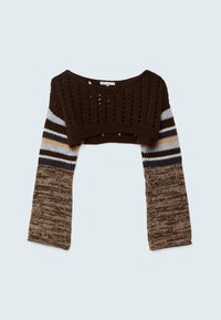 Haut court en maille marron foncé avec motif ajouré et manches longues rayées en beige, blanc, noir et marron chiné.