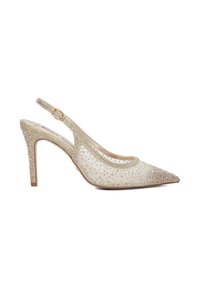 Chaussure à talons aiguilles dorée avec un bout pointu, des panneaux en maille et des embellissements en strass scintillants sur l'ensemble.