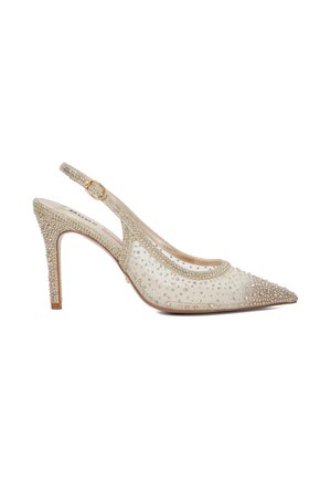 Chaussure à talons aiguilles dorée avec un bout pointu, des panneaux en maille et des embellissements en strass scintillants sur l'ensemble.