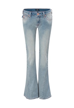 Hellblaue Denim-Jeans mit ausgestelltem Bein, Knopf- und Reißverschluss, vorne und hinten Taschen und sichtbaren pinken Nähten.