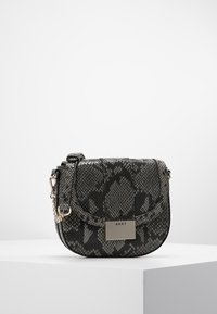 Přes rameno kabelka DKNY v černém a šedém hadím vzoru, vybavená klopovým zavíráním, stříbrným kováním a nastavitelným řetízkovým popruhem.