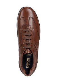 Baskets en cuir marron à bout rond, fermeture à lacets, accents texturés et détails du logo. Dotées d'un design respirant et d'une semelle intérieure rembourrée.