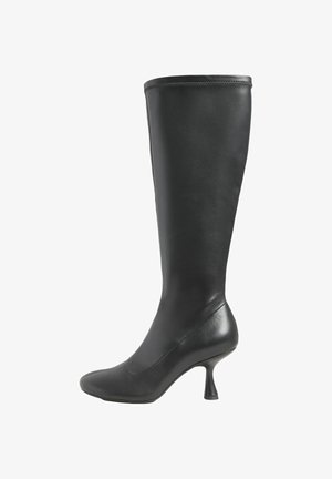 Must muste knee-high saapad, millel on terav nina ja kitsas kont. Sile tekstuur ning peened õmblused üleval.