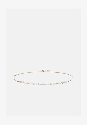 Collar de tono dorado que presenta piedras preciosas claras en varias formas, con un diseño de cadena delicado y un cierre en la parte posterior.