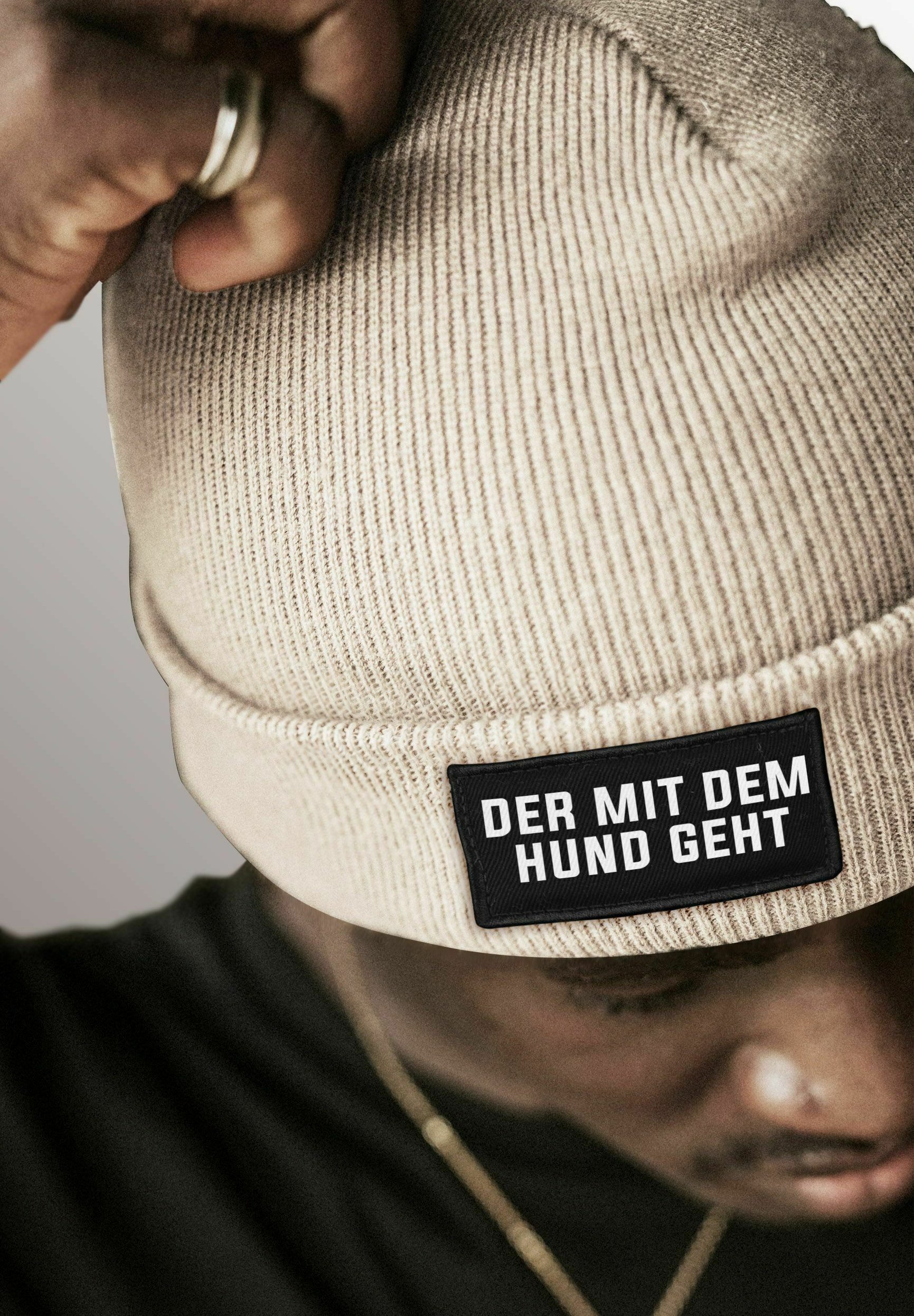 MoonWorks Damen Beanie Mit Spruch 'Die Mit Dem Hund Geht' – Lustige Strickmütze Für Hundeliebhaberinnen