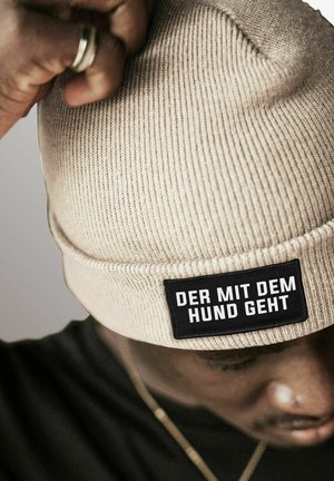 MoonWorks PATCH SPRUCH DER MIT DEM HUND GEHT LUSTIG MOONWORKS - Mütze - beige