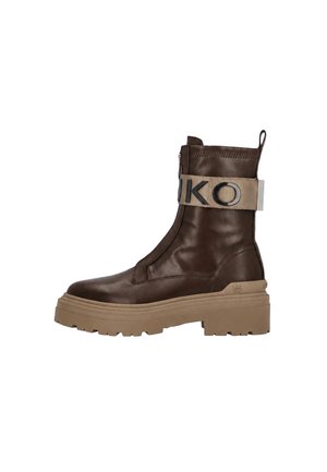 Stivaletto alla caviglia in pelle marrone con suola beige spessa e cinturino beige con grandi lettere nere intorno alla parte superiore e una linguetta posteriore.
